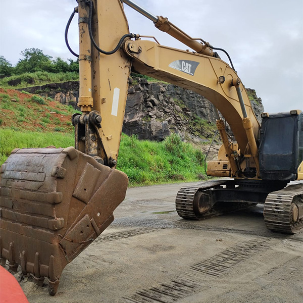 Escavadeira Caterpillar, modelo 330C LME​  nova venecia